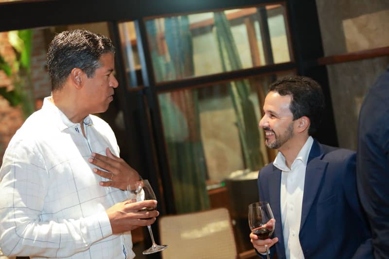 Dos desarrolladores conversan en el cierre de la primera cohorte de DLAB