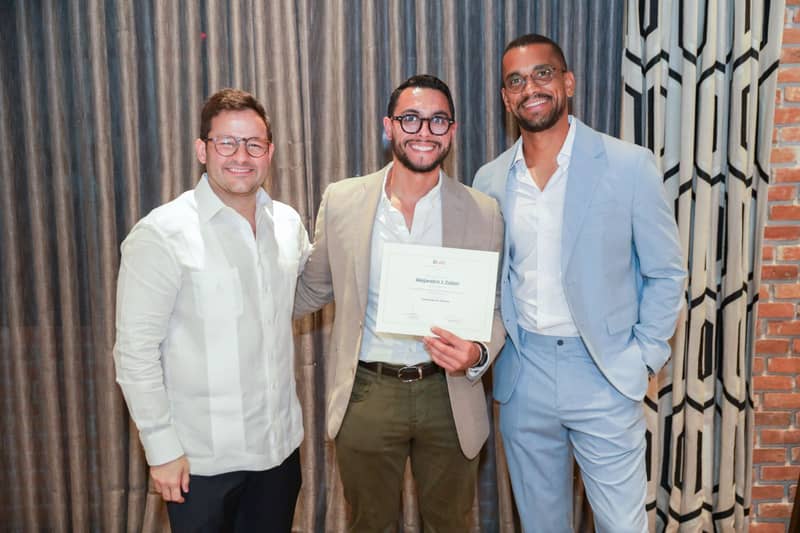 Entrega de diploma DLAB a un participante junto a los mentores