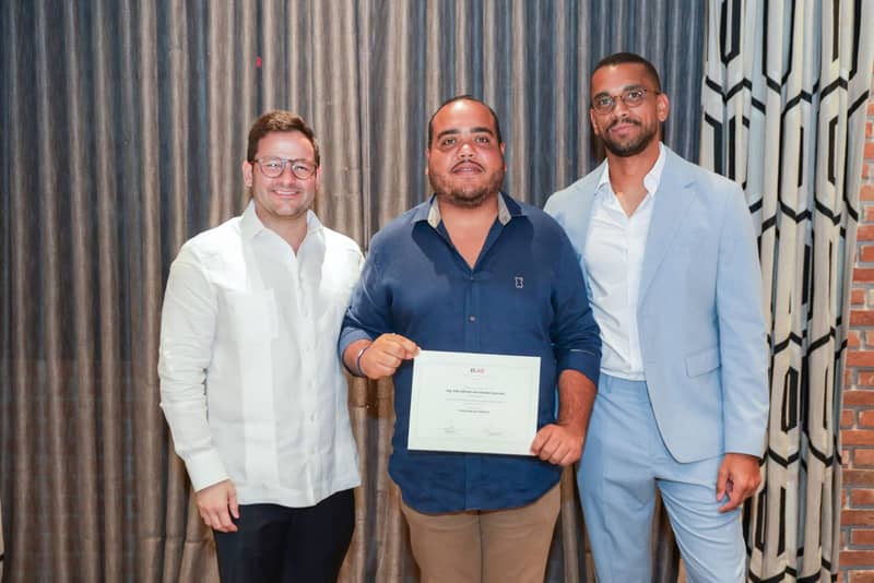 Entrega de diploma DLAB en el cierre de la primera cohorte