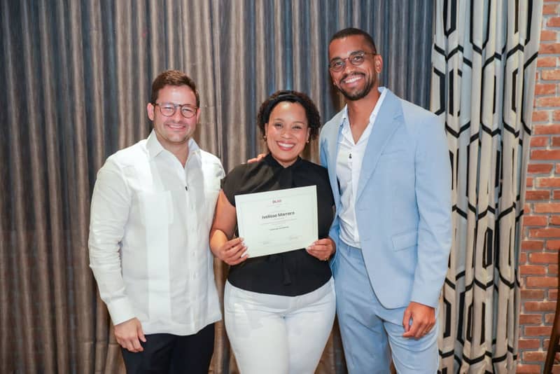 Participante de la primera cohorte recibe su diploma DLAB