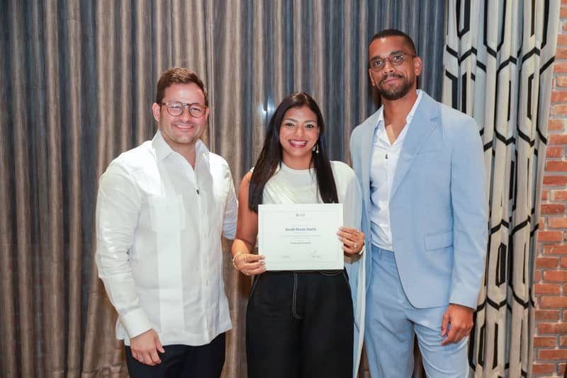 Entrega de diploma DLAB durante el evento de cierre de la primera cohorte