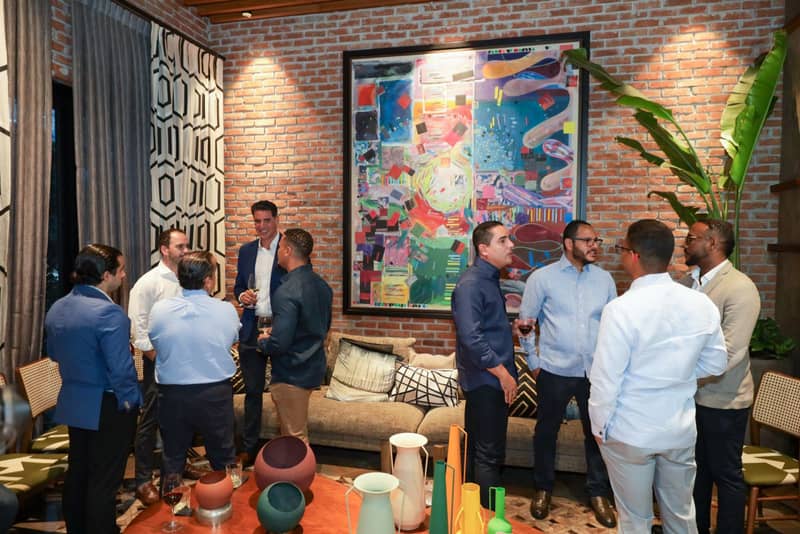 Desarrolladores de la primera cohorte conversan durante el evento de cierre