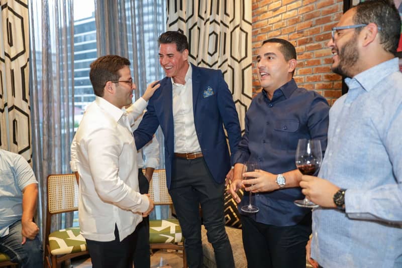 Desarrolladores de la primera cohorte se saludan en el evento de cierre